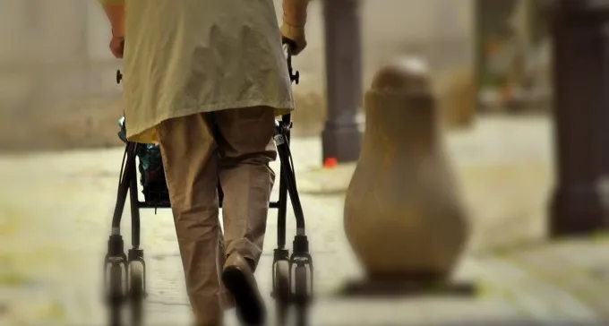 תושבת השטחים חשודה שכייסה מבוגרת ותקפה שוטרת