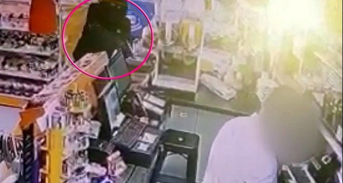 צפו: תיעוד השוד בחנות נוחות בבאר שבע