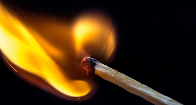 נעצר חשוד בהצתת כניסה לבית פרטי