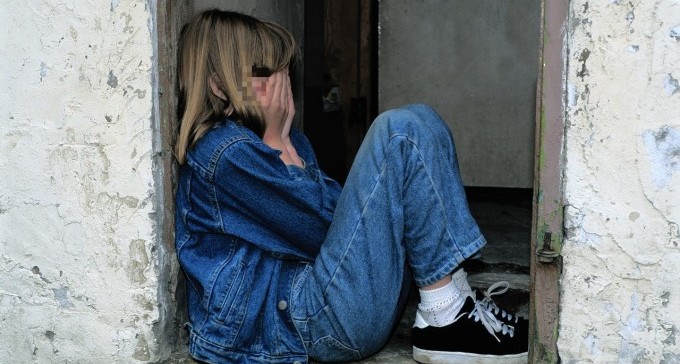 גבר בן 40 חשוד באונס בתו, שוהה בלתי חוקי ביצע מעשה מגונה בנוסעת