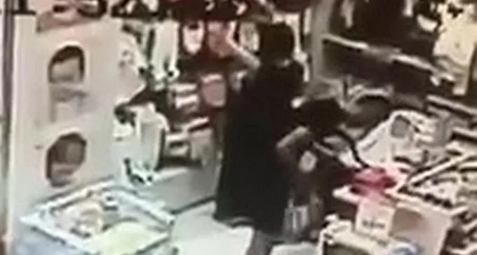 צפו: כייס בלי בושה גונב מאימא בחנות תינוקות