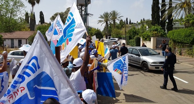 מפוטרי חרסה ב''ש מפגינים מול הוילה של הבעלים בכפר שמריהו