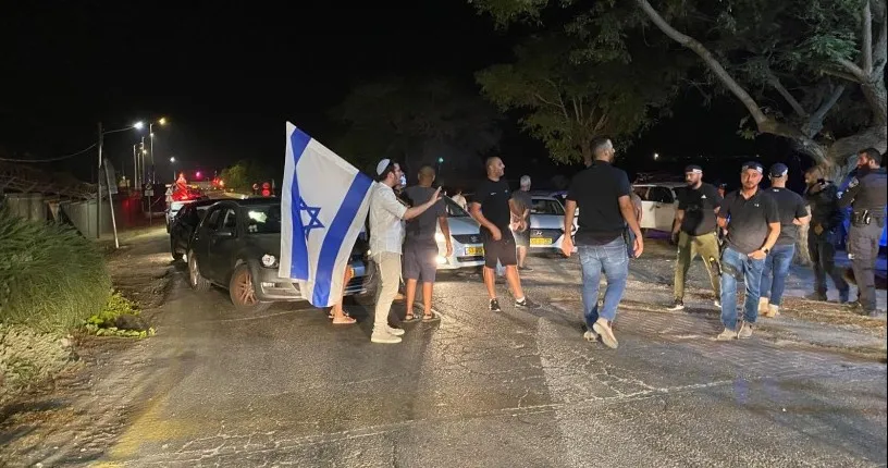 Сторонники реформы заблокировали въезд в кибуц Мишмар ха-Негев, организуя сегодня вечером блокировку дополнительных кибуцев