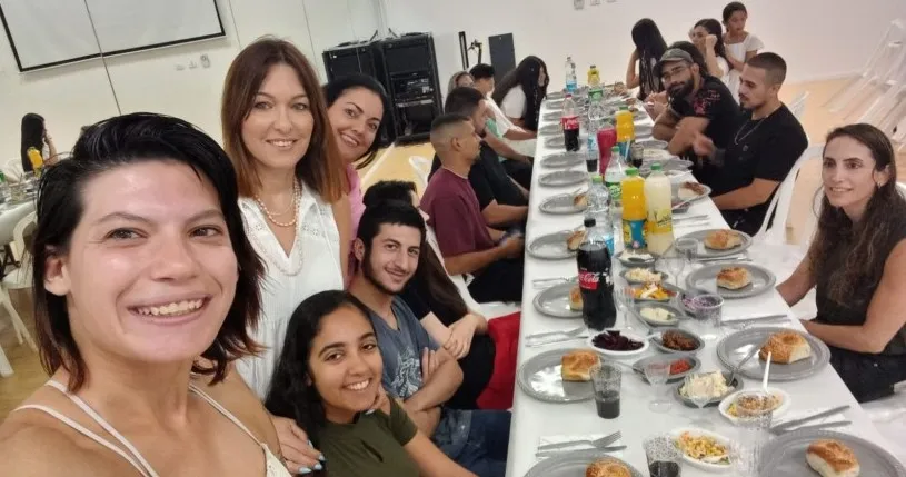 Греет сердце: жители района Калланийот угостили солдат-одиночек  шаббатним ужином