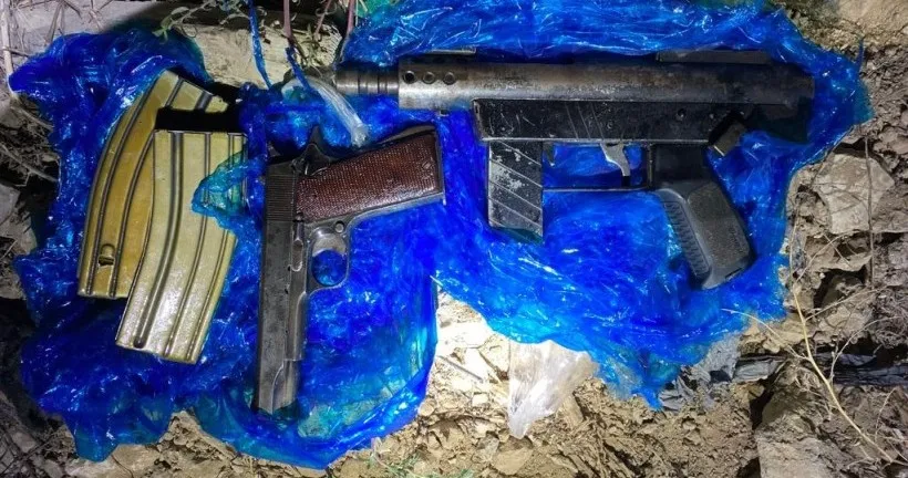 Кокаин и автоматическое оружие обнаружены в ходе  рейда полиции в поселениях 