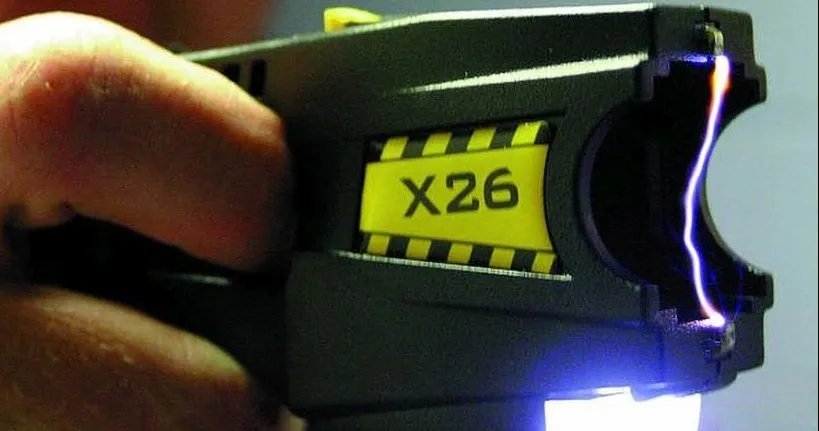 ניסה לדקור שוטרים, נוטרל בטייזר