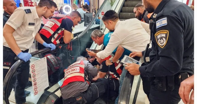 נס בערב החג: לוחמי האש חילצו רגלה של ילדה שנתפסה במדרגות הנעות בגרנד קניון