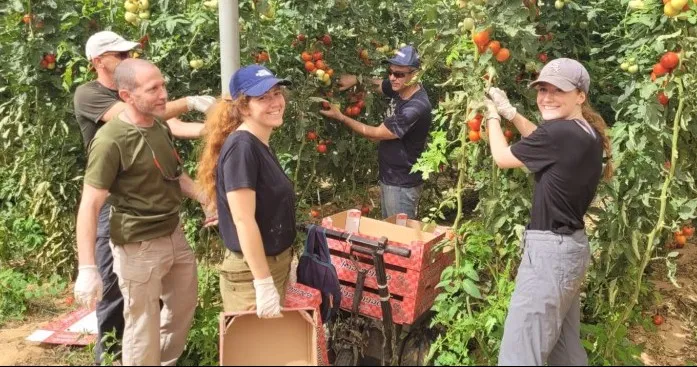 האנשים שמצילים את החקלאות בנגב