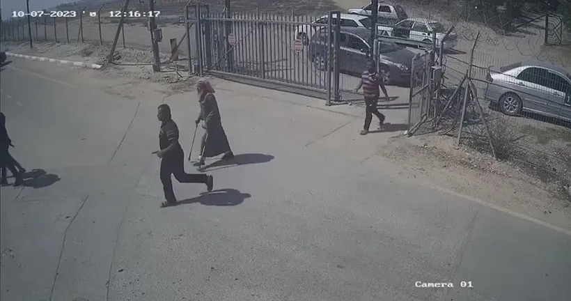 התיעוד המזוויע מבארי: מחבלי חמאס-דאע''ש רוצחים, תושבי עזה בוזזים את בתי הנרצחים