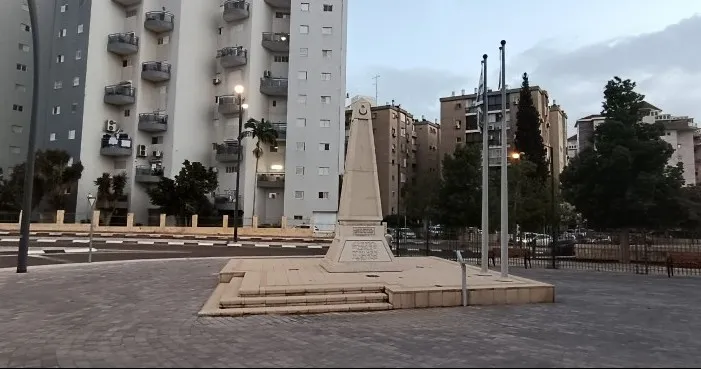 דגל תורכיה הושחת במתחם הקטר והוסר על ידי אלמונים
