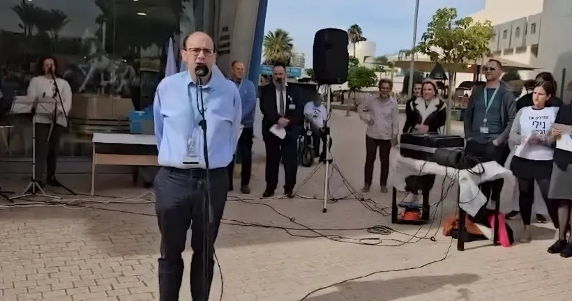 תפילה להשבתה של האחות מסורוקה שנחטפה על ידי החמאס (תיעוד)