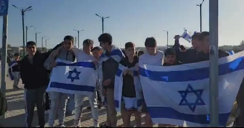התגובה להשחתת הדגלים במיתר: התלמידים הגיעו לבית הספר עם דגלי ישראל (תיעוד)