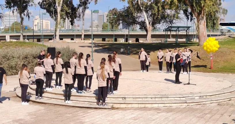 תלמידי מקיף רגר בצעדה של תפילה, תקווה וזכרון למען החטופים (תיעוד)