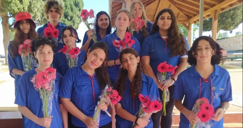 יום הזיכרון: אלפים מחניכי הנוער העובד והלומד יחלקו מיליון פרחים בבתי העלמין