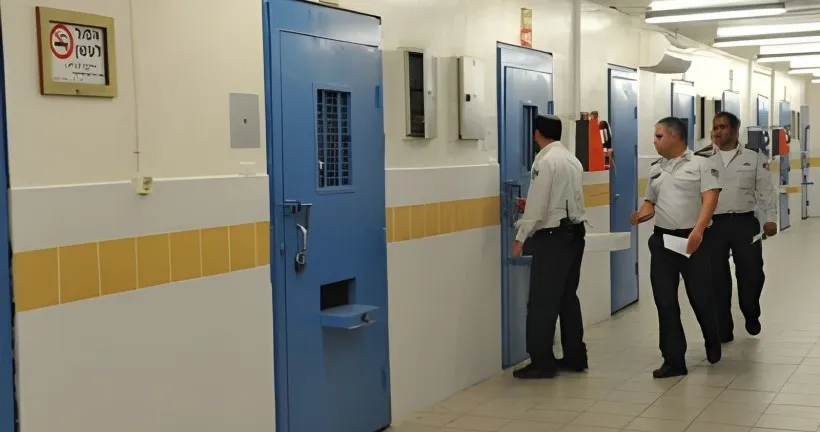 כתב אישום: האסיר המסוכן שיחד סוהר להכניס לו דברים לתא