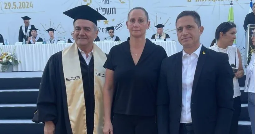 באירוע מרגש בסמי שמעון: האם קיבלה את התואר האקדמי של בנה שנרצח בכפר עזה