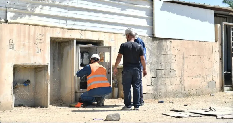גניבת חשמל ענקית בשבט תראבין: אפילו לקופת החולים היה חיבור פירטי (תיעוד)