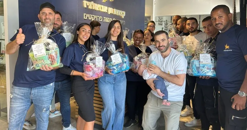 ארגון נאיר וקבוצת חן אבואלגיז חילקו טנא שבועות למשפחות מעוטות יכולת בבאר שבע