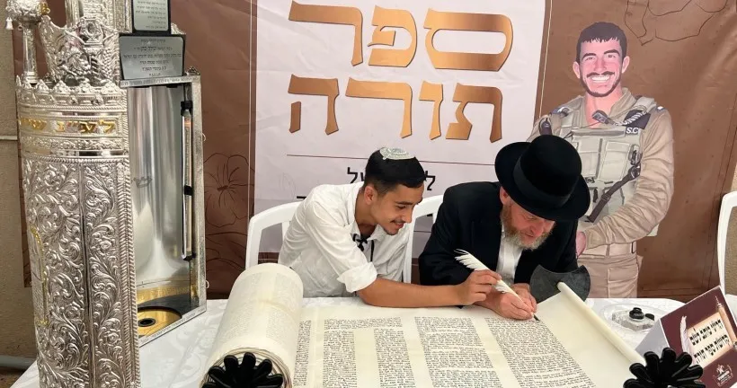 בני עקיבא הכניסו ספר תורה לזכרו של סרן שילה כהן הי''ד, מפקד צוות בשלדג