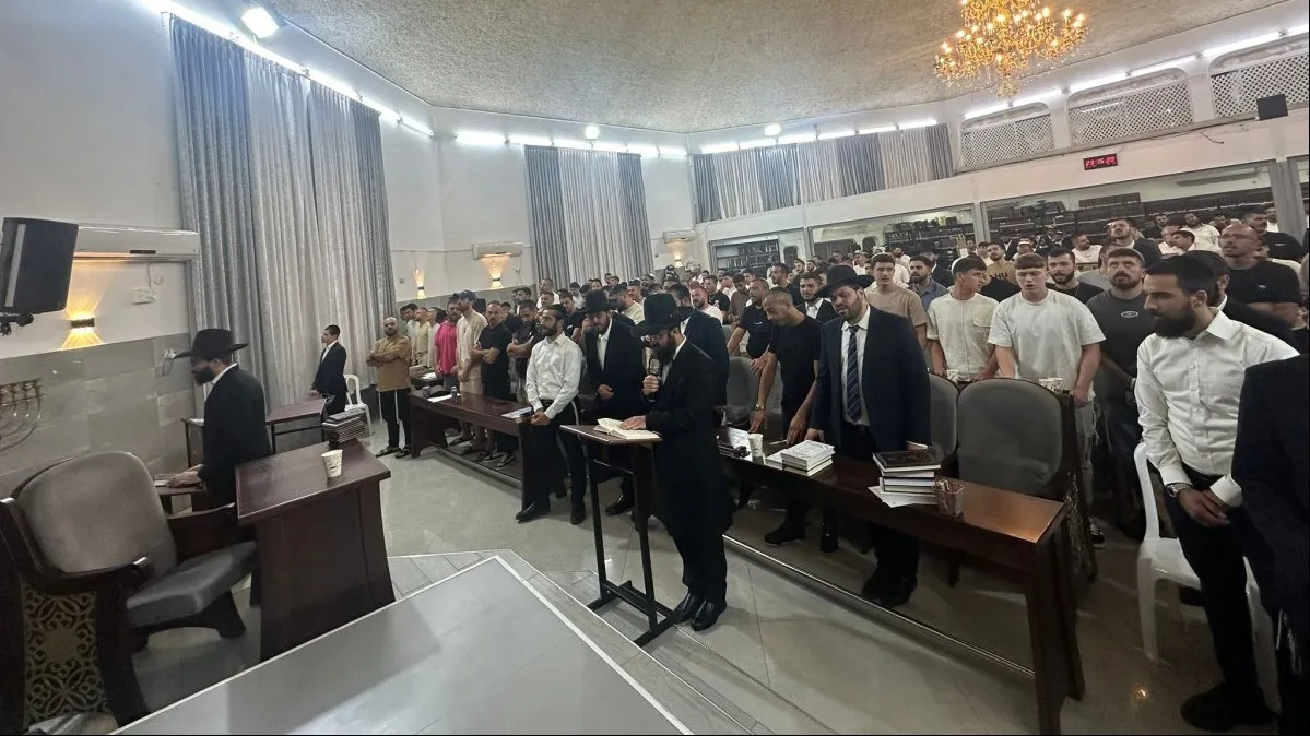 קורעים שערי שמים להחלמת רב העיר באר שבע: מאות בעצרת תפילה וזעקה ב'אוהל בנימין' (תיעוד)
