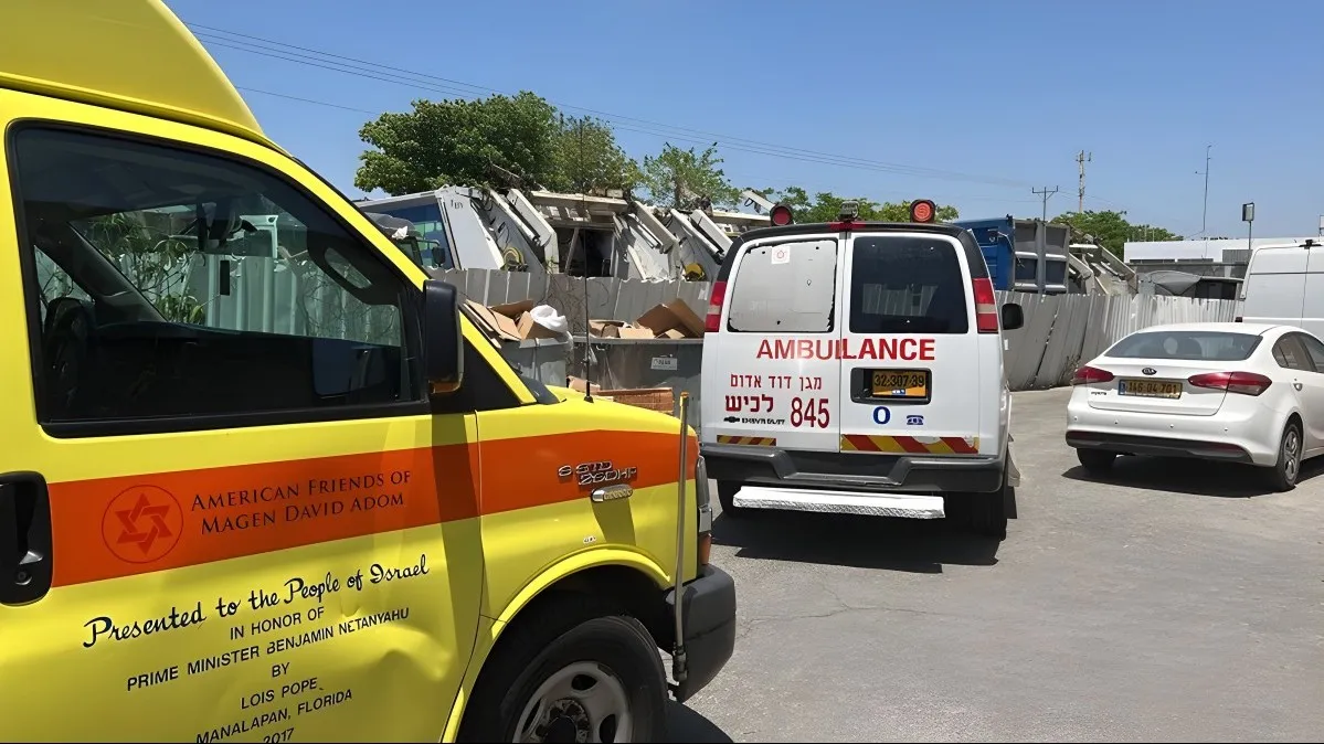 חייו של עובד בניה בסכנה, אחרי שנפגע ממכת חום בערד