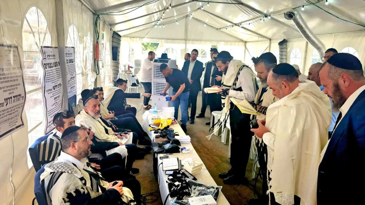 האדמו''ר רבי פנחס אבוחצירא והשר יעקב מרגי הגיעו לניחום אבלים בבית משפחת דרעי