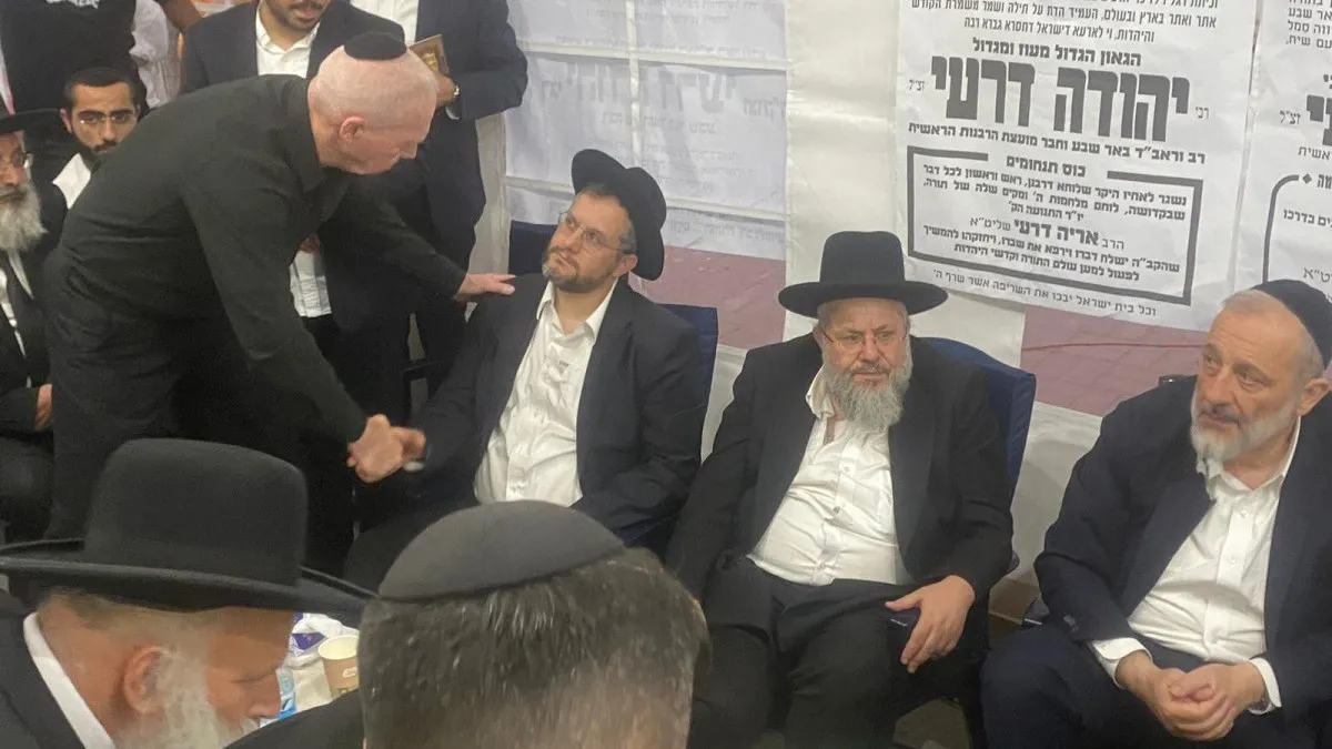 שר הביטחון גלנט הגיע לנחם את משפחת דרעי בבאר שבע