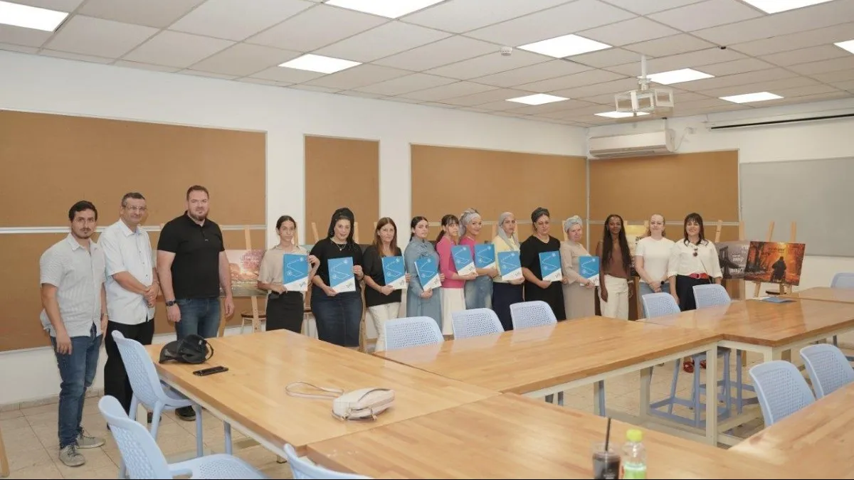 פורצות דרך: 12 נשים חרדיות סיימו קורס עיצוב גרפי במכללה הטכנולוגית להנדסאים באר שבע