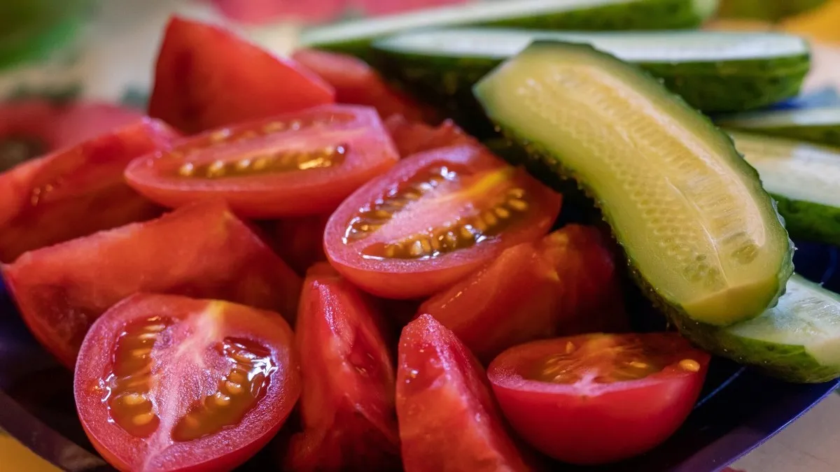 חיידקי מחלה מסכנת חיים אותרו במלפפונים ועגבניות מיובאים: משרד הבריאות אוסר יבוא מירדן