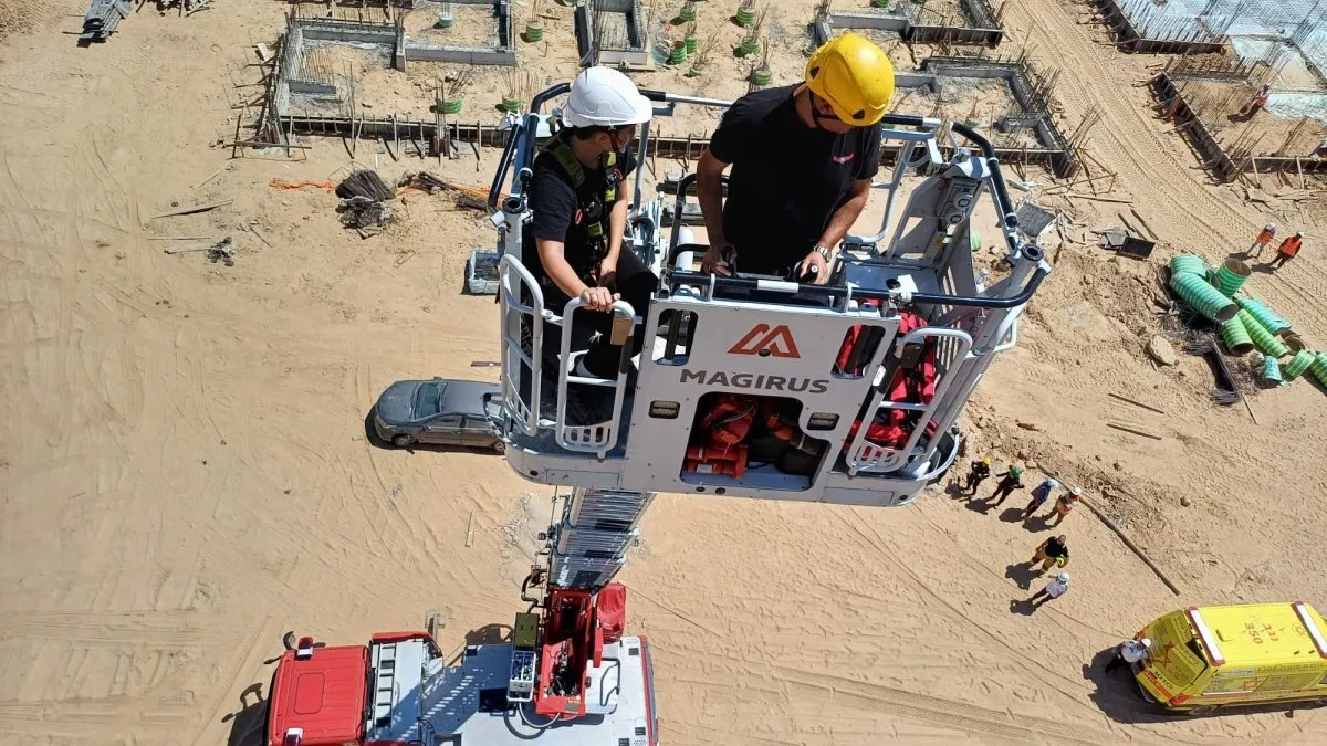 דרמה באופקים: עובדת עגורן שחשה ברע חולצה מגובה 25 מטרים (תיעוד)
