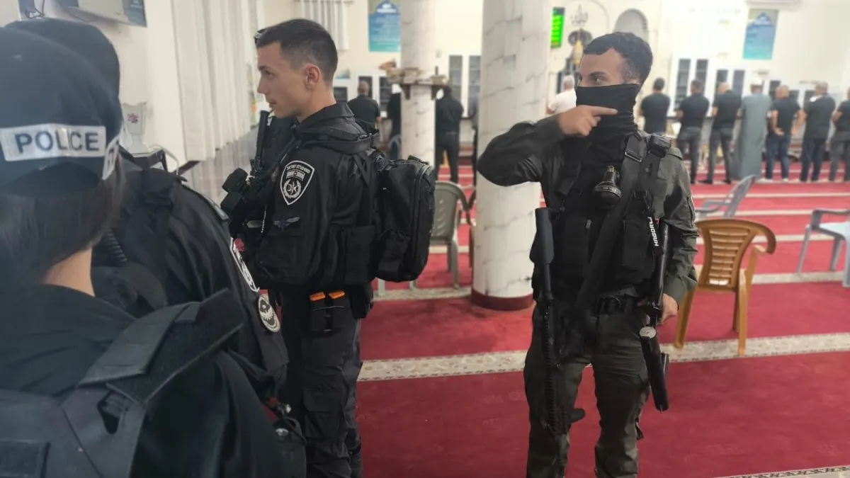 אפס סובלנות: המשטרה פשטה על מסגד בערערה בנגב ועצרה חשודים בירי (תיעוד)