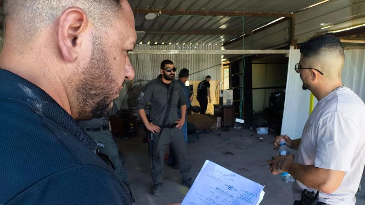 משטרת באר שבע פשטה על כנופיית מסוכנת: שלושה נעצרו, בתי עסק נסגרו (תיעוד)