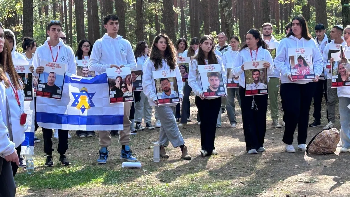 תקווה ביער לופוחובה: תלמידי תיכון מיתרים נושאים את תמונות החטופים ושרים את התקווה (תיעוד)