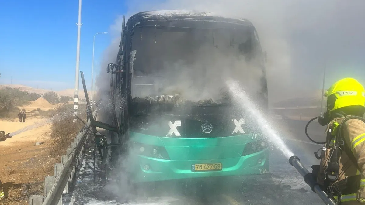 דרמה בכביש 25: אוטובוס אגד עלה באש – הנהג פונה עם התקף חרדה
