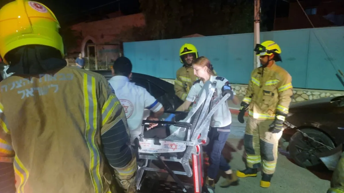 דרמה לילית בעומר: נהגת לכודה חולצה בתאונת דרכים (תיעוד)