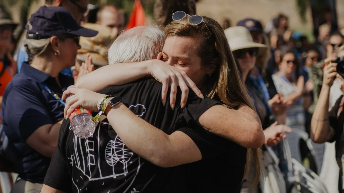 ''אתם קרן אור באפלה'': מאות נוצרים אוהבי ישראל מרחבי העולם בטקס זיכרון לקורבנות טבח 7.10