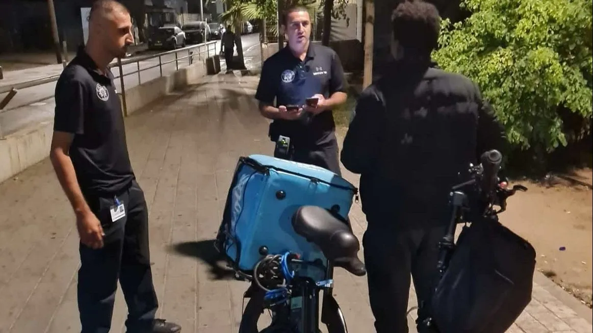 מחמירים את האכיפה: עשרות קנסות בבאר שבע נגד רוכבי אופניים ומשליכי פסולת בניין