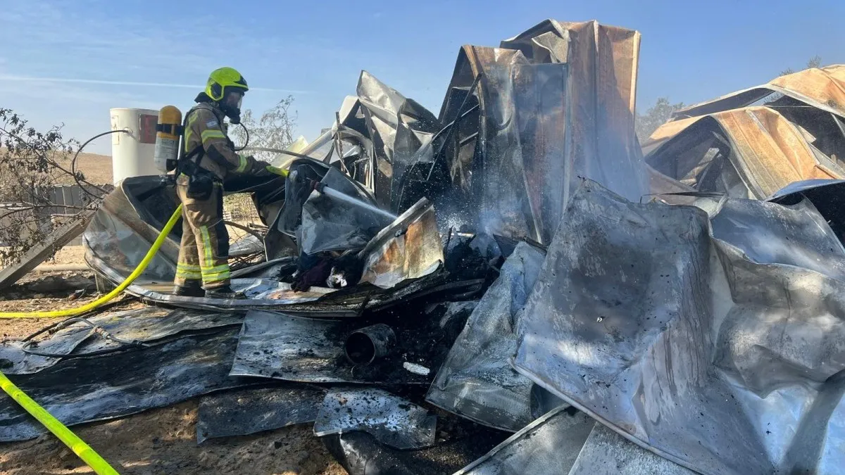 דרמה בפזורה: מבנה מגורים נשרף וקרס, צוותי כיבוי במקום