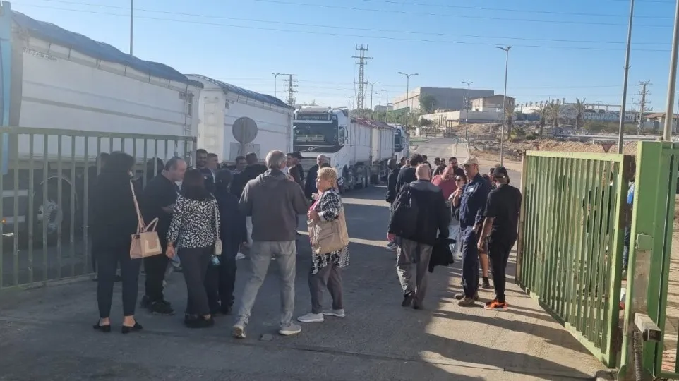 שביתה בחברה לשירותי איכות סביבה בנאות חובב: ''עוסקים בחומרים הכי מסוכנים, מקבלים שכר נמוך''