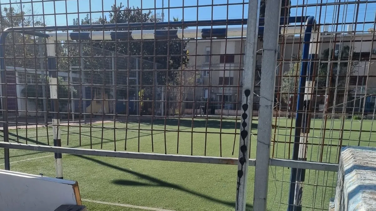 מחכים לאסון? הגדרות קורסות והסכנה מרחפת מעל הילדים במגרש משחקים בשכונה ד'