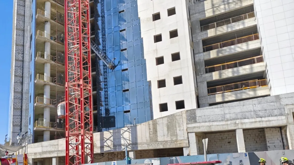תאונת עבודה קשה בבאר שבע: פיגום קרס באתר בנייה,  שני פצועים פונו מהמקום (תיעוד)