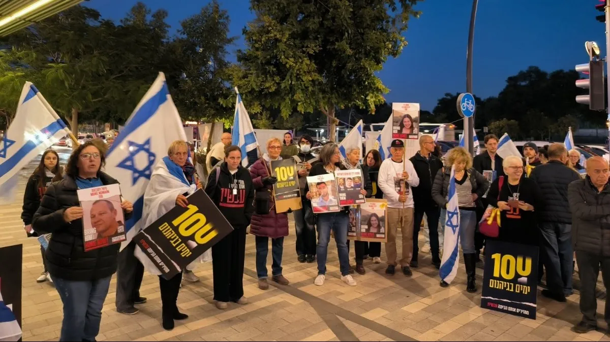 ''כשמשחיתים תמונה של חטוף - צורב בלב'': המשמרת שמתייצבת כבר 400 יום בכיכר החטופים בבאר שבע