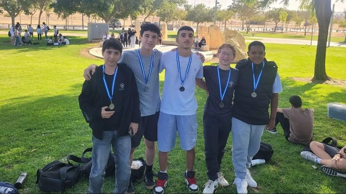 אלופי הניווט: תלמידי כיתה ח'6 ממקיף אמית באר שבע כבשו את הפסגה