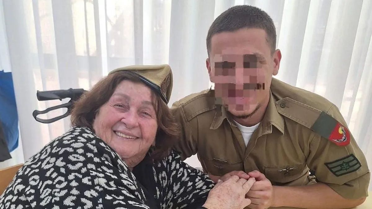 מפגש בין-דורי מרגש בבאר שבע: חיילי צה''ל וקשישי מרכז היום ''השלום'' חיזקו את הקשר הקהילתי