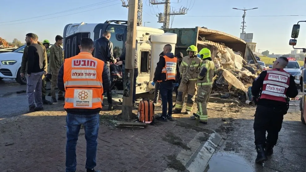 גבר ונער נפצעו בהתהפכות משאית בדרום