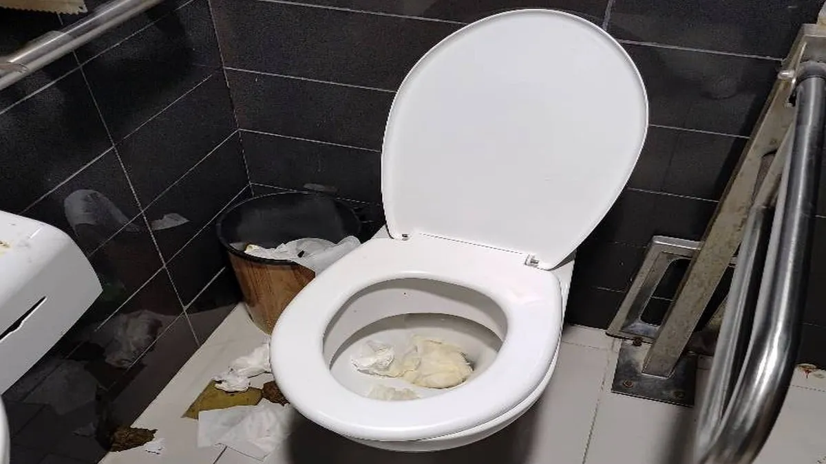 ''ריח של שתן ואסלות סתומות'': תלונות על מצב השירותים בתחנה המרכזית בבאר שבע (תיעוד)