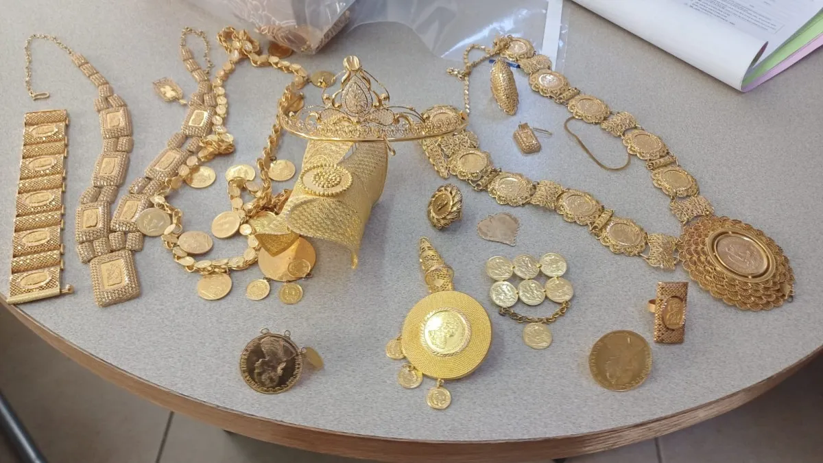 רכבי יוקרה, זהב ואמצעי לחימה: המשטרה פשטה על בתי עבריינים בדרום