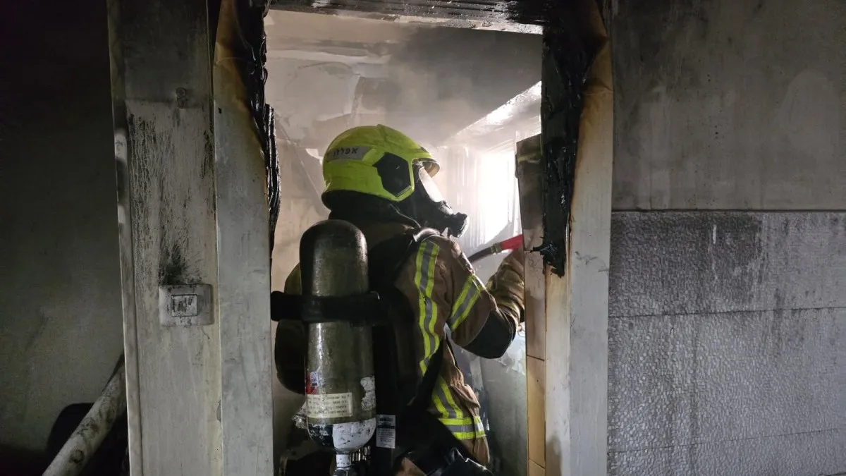 בהלה בשכונה ט': נזק כבד לדירה בשריפה בבניין מגורים