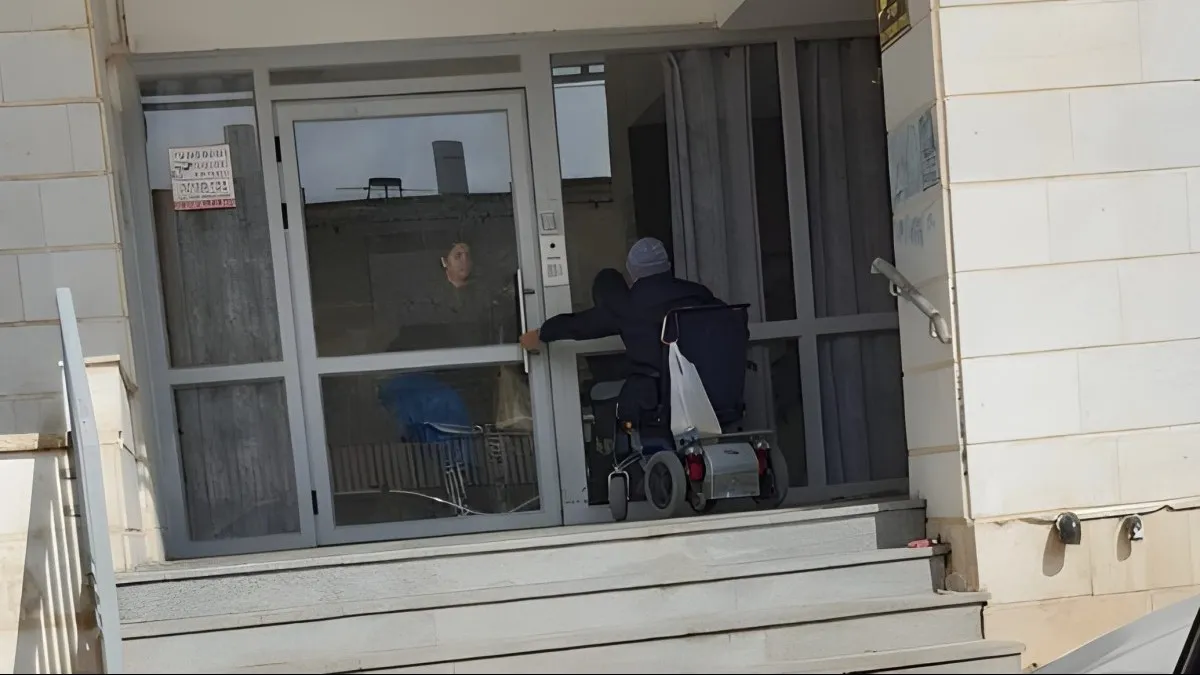 מצוקה מזעזעת בשכונה ג': נכה סיעודי נאלץ לישון ברחוב בעקבות ליקויים והפסקת חשמל בבניין (תיעוד)