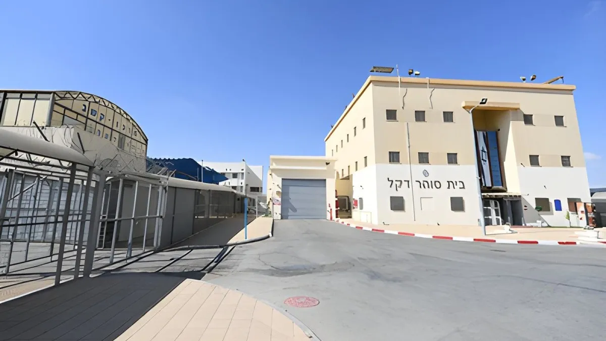 סוהר מבית הסוהר 'דקל' נאשם בהברחת סמים וטלפונים לאסירים תמורת שוחד